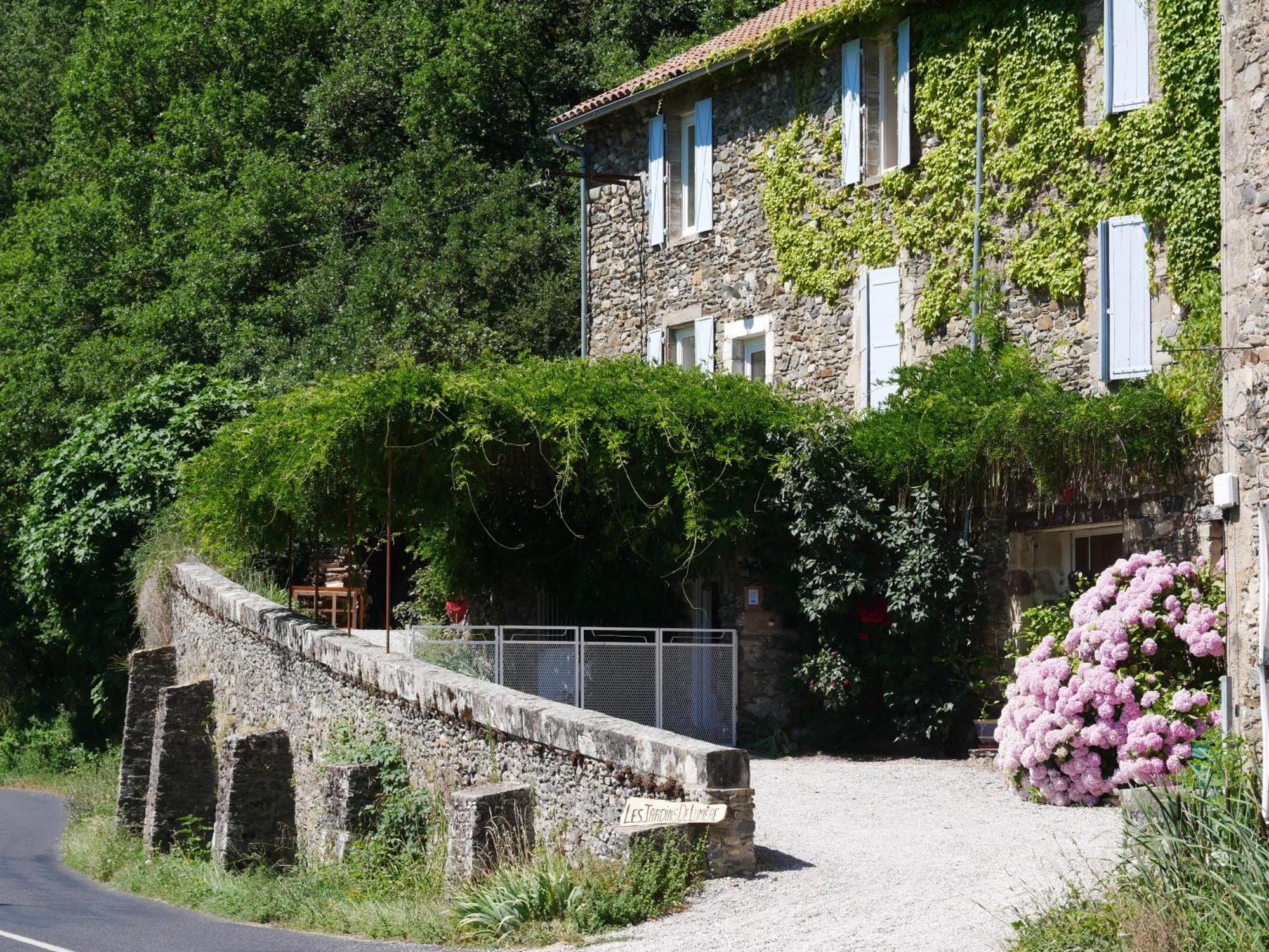 Les Jardins De Lumiere Bed & Breakfast Brusque Bagian luar foto